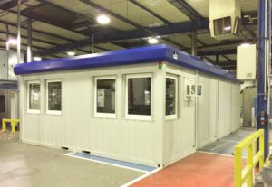 Bureau modulaire préfabriqué installé à l’intérieur d’une usine industrielle
