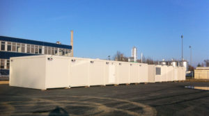 Alignement de modules préfabriqués sur un site industriel pour installation temporaire
