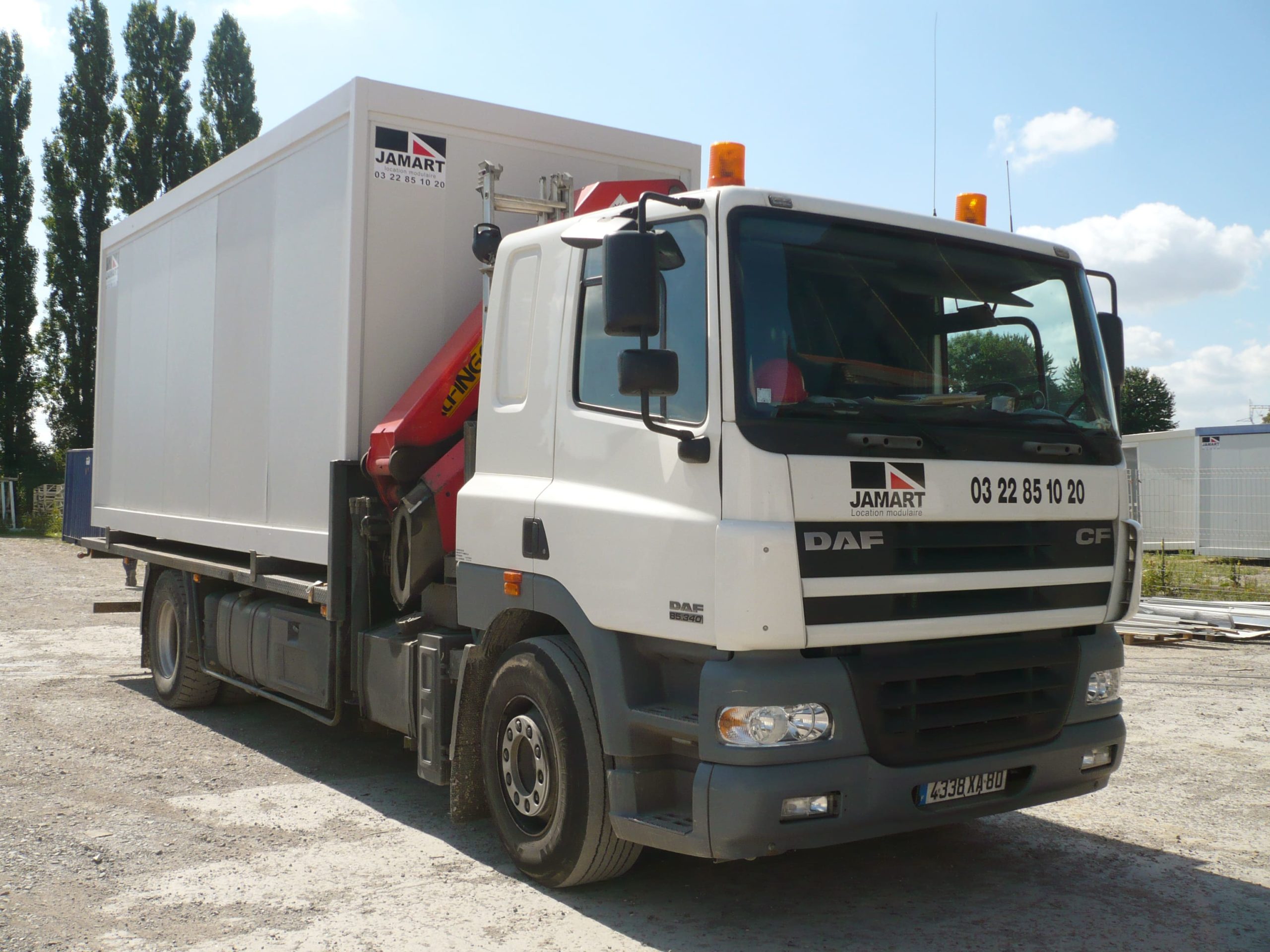 Un camion avec grue pour transporter et poser les matériaux sur chantier -  Prévention BTP