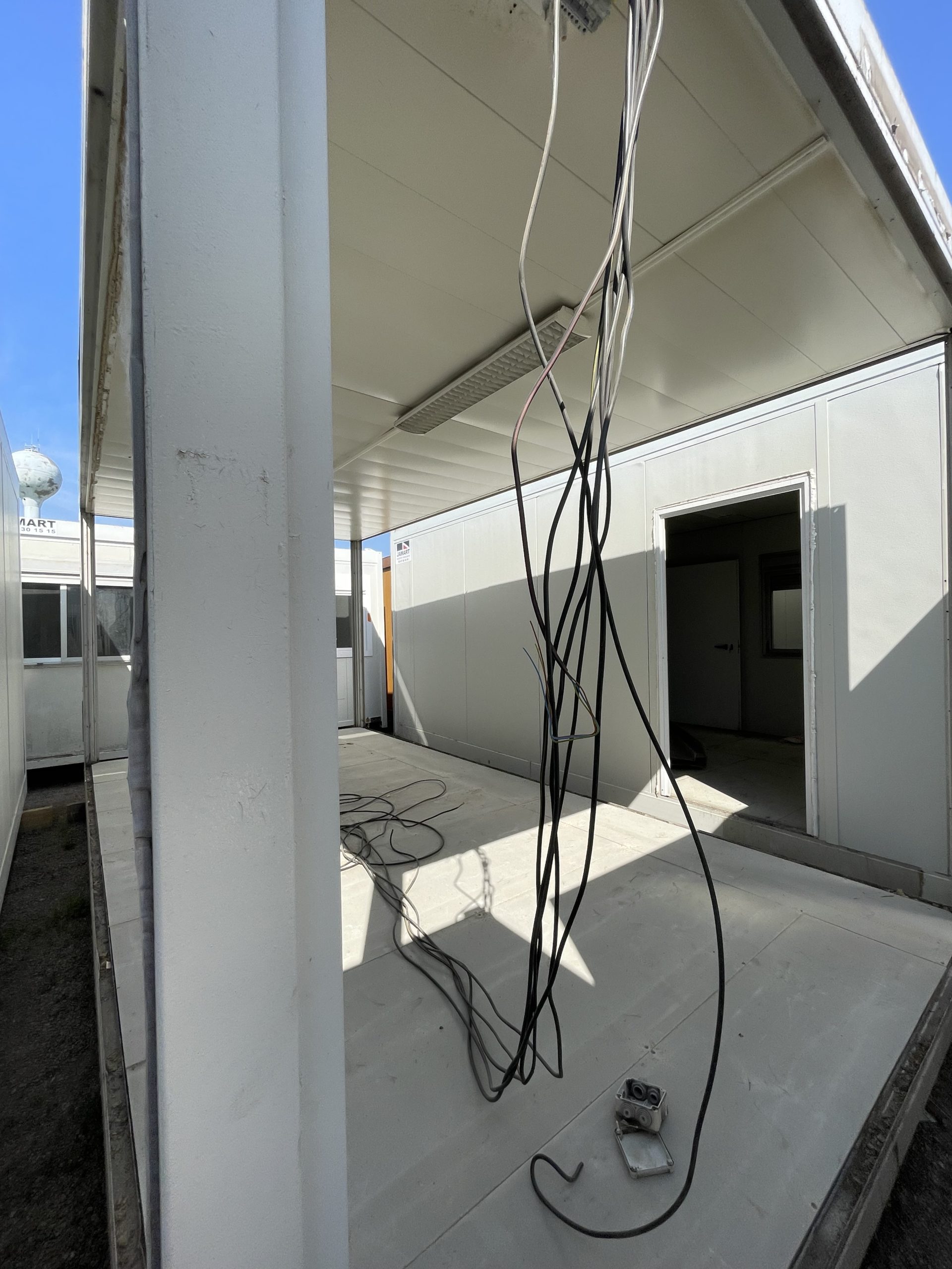 installation électrique en cours sur un bungalow d'occasion euromodule